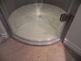 gebogene Duschtüre aus Glas