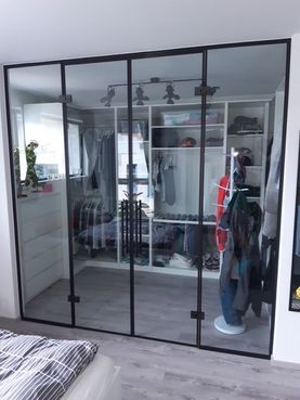 Glastrennwand mit schwarzem Rahmen