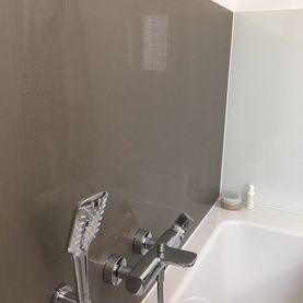 Glasrückwand im Badezimmer