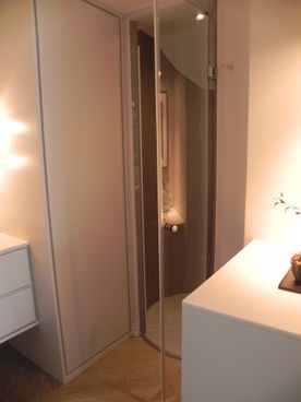 gebogenes Glas in runder Duschkabine