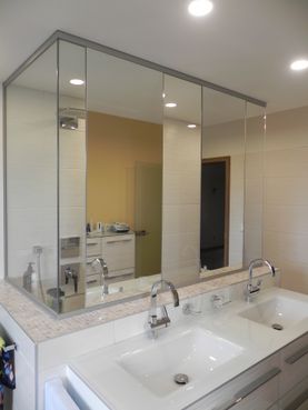 Spiegel auf Glastrennwand im Badezimmer