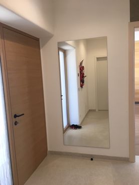 Spiegel auf die Wand geklebt
