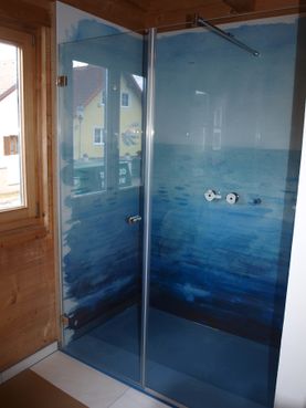 Glasdusche mit Glasrückwand