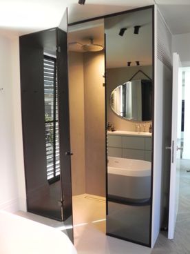 graues Glas und schwarze Duschtürbeschläge