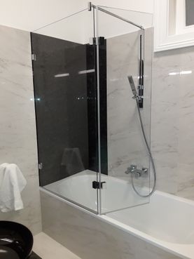 Duschtüre auf der Badewanne